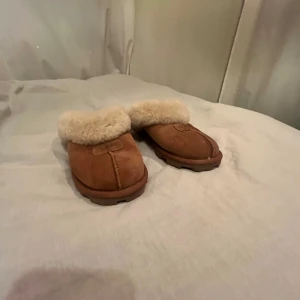 Ugg tofflor  - Ugg tofflor perfekta för vintern. Pris : 500 kr Storlek : 37  Skick : 8/10 använda ett fåtal gånger.