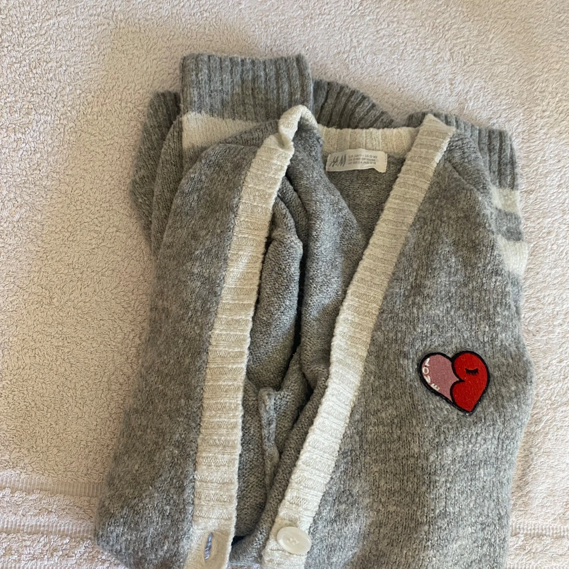 Grå kofta med hjärtdetalj från H&M - 91