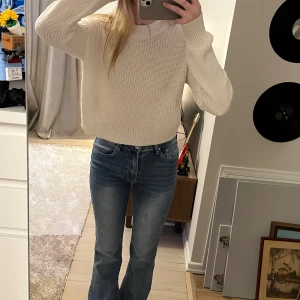 Stickad tröja  - Vit stickad tröja från Ginatricot i storlek XS