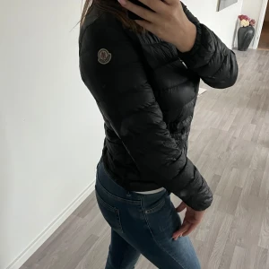 Moncler jacka - Suuper fin moncler jacka, stolek 2 vilket motsvarar s/m, jätte fint skick! Kan gå ner i pris vid snabb affär