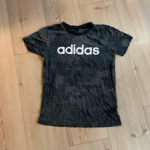 Adidas t-shirt - Strl 134/140 (lapp saknas, se bild). Bra skick.