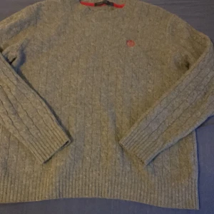 Henri Lloyd tröja - En Henri Lloyd tröja med fint mönster, lite liten i storlek. Skick 9/10 en väldigt litet hål på armen men det syns inte. Nypris runt 1100kr.