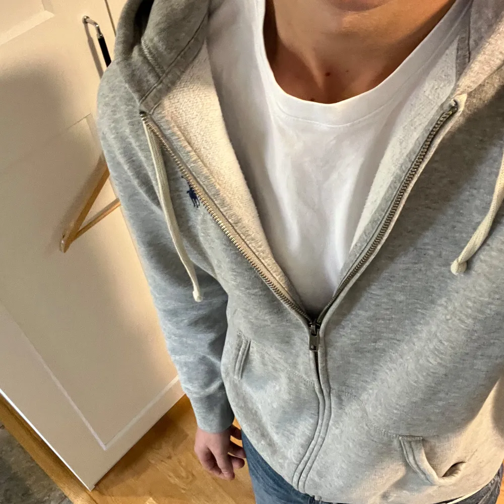 Ralph lauren zip tröja grå stl M i fint skick. Nypris ca 2100 kr. Säljes pga för liten.. Hoodies.