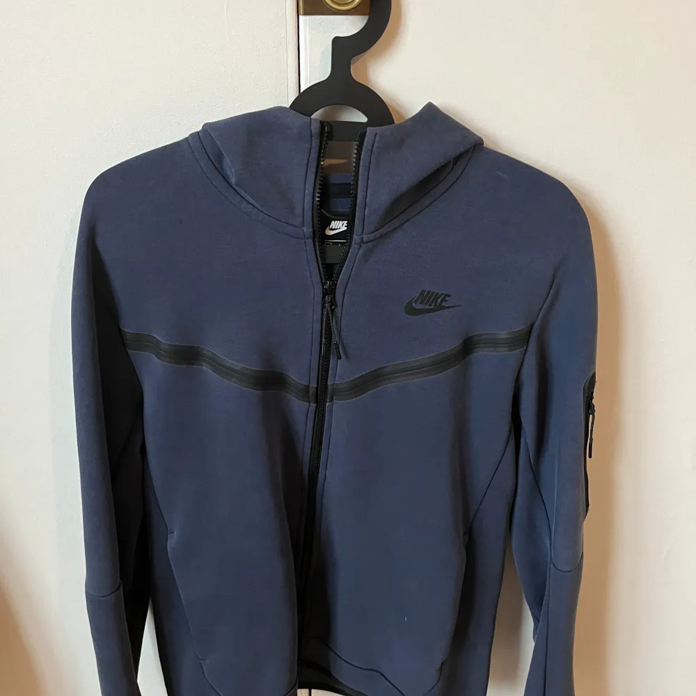 Nike tracksuit mörk blå, storlek S, skick 6/10. Hoodies.