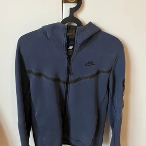 Mörkblå hoodie från Nike - Nike tracksuit mörk blå, storlek S, skick 6/10
