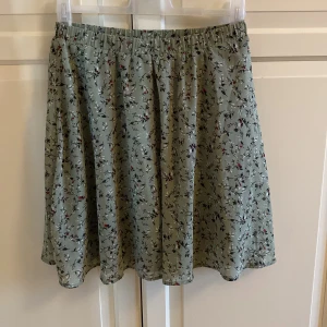 Kjol från About You - Säljer denna söta kjolen från About You. I fint skick. Storlek 38. Med resårband. 