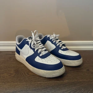 Nike Air Force 1 US12 - Väldigt gott skick men inte oanvända. Beställda från Nike.com och designade med NikeiD.