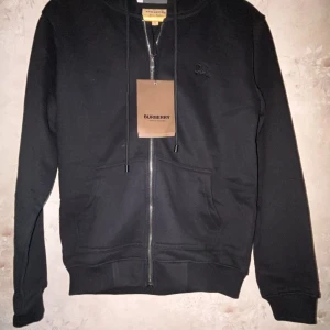 Burberry Kofta  - Tvär snygg Burberry kofta i färgen svart! Koftan är storlek S och tag följer med. Tveka inte att dm:a vid intresse!!