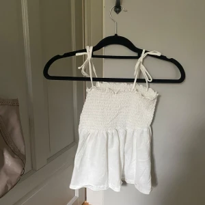 Söt vit topp  - En super gullig topp som man också kan ha som kjol💕
