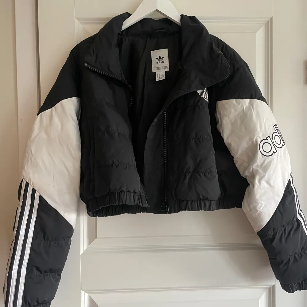 Croppad puffer Adidas. Använd men gott skick. . Jackor.