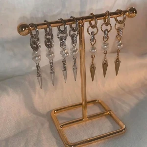 Örhängen  - FAVORITERNA TILLBAKS. Köp för 99kr/st  Eller  185kr/par  Modell 095