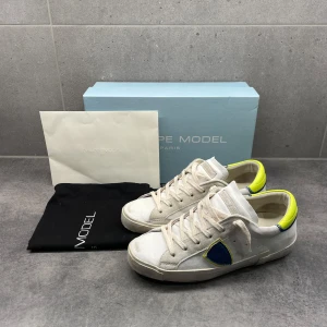 Philippe model skor  - Tja säljer nu dessa otroligt feta Philippe model skor för ett dunder pris! Typ helt nya! Storlek 39 passar även 40! Sticker ut med texten på sulorna! Allt på bilderna följer med vid köp! Nypris 3499kr! Bara att fråga vid eventuella funderingar mvh 