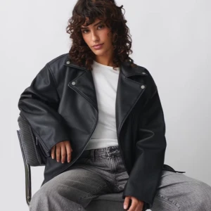 Oanvänd skinnjacka från Gina Tricot  - Snygg o cool skinnjacka från Gina Tricot. Helt oanvänd och prislappen sitter kvar. Köpte i storlek L, fast att jag vanligtvis är en S/M då jag önskade den oversized💕💕