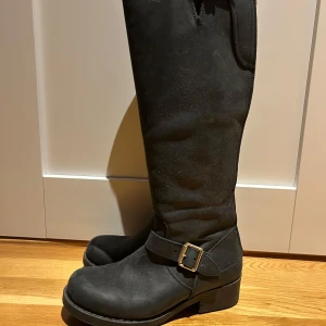 Johnny Bulls stövlar  - Säljer nu mina Johnny bulls stövlar som är i nyskick, de är sparsamt använda!  Storlek 38 men skulle säga att de passar 39 också💕