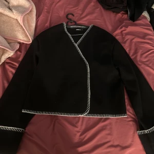 blanket stitch jacket - Blanket stitch jacket från Gina Tricot i svart! Tyckte inte att den var för mig därav säljer jag vidare denna. Storlek XS. Använd 1 gång endast. Vet exakt inte vilket pris jag ska lägga så kom med bud !