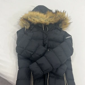 Vinterjacka - En jättefin barn men passar xs vinterjacka som säljs pga att det är för lite. Köpt för ca 850kr och bara haft på sig få tal gånger, ca 4-5 gånger. Pris kan diskuteras💕