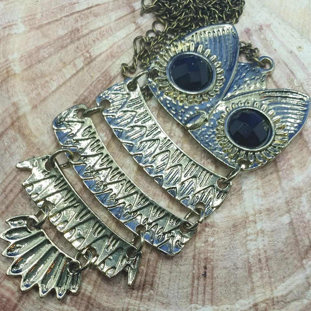 Halsband Uggla 🦉oanvänd, kedjan är i antikguld och mått är ca 72+5cm, och Ugglan är 8.5cm. ✨️✨️✨️Titta igenom alla mina upplagda och köp fler saker i bundle för att spara på frakten och få allt du köpt i ett och samma paket✨️✨️✨️. Accessoarer.