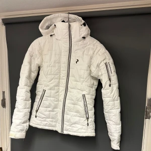 Vit quiltad jacka från Peak Performance - Säljer en snygg vit quiltad jacka från Peak Performance i storlek S. Skön o varm jacka utan att vara osmidig. Bra skick. Perfekt till hösten/vintern. 