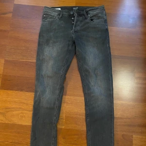 Jack&Jones jeans  - Skick 10//10  Har bara prövat en gång då dem inte passa. 
