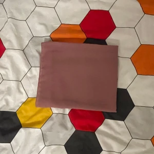 Chiffon sjal  - Säljer en fin oanvänd rosa sjal i materialet chiffon, sjalen är i normal längd. 