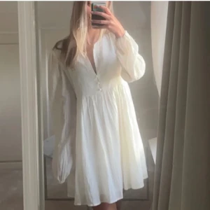 Vit klänning  - vit klänning som inte är använd så mycket❤️