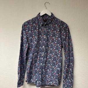 Blommig skjorta från Morris - Säljer en fin blommig skjorta från Morris i storlek M. 🌸