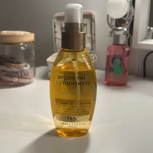 Hår olja från ogx. Argan oil of morocco. Den är använd 3-4 gånger, väldigt ny. Säljer pga att den inte kommer till användning. Original pris var ungefär 120 kr 