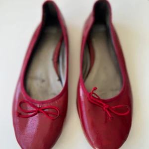 Röda ballerina stl 41 - Snygga ballerinaskor i röd lack.   Storlek 41 Wedins   Perfekta för vardagligt bruk eller festliga tillfällen.  OBS små skavanker på insidan och små nyansskillnader på nära avstånd, se bilder.