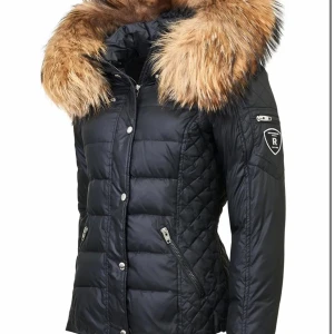 Vinterjacka - Jacka från Rock and Blue, fortfarande i bra skick, pälsen är jätte fluffig och inga skador på jackan.