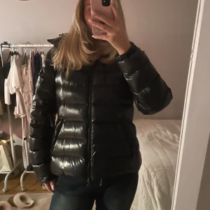 Moncler jacka - Säljer min moncler bady jacka som inte kommer till användning!! Några defekter: pyttelitet hål i ena fickan, defekt på dragkedjan och saknar cartoon. Köpt på Vestaire Collective. Pris kan diskuteras. Skriv för fler bilder eller frågor