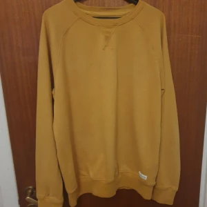 Gul sweatshirt - Säljer pga att den inte är i min storlek längre. Mycket fint skick. Meddela mig om du är intresserad!