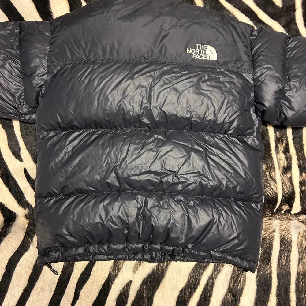 Säljer en svart pufferjacka från The North Face i storlek L. Jackan är perfekt för kalla vinterdagar med sitt tjocka dunfoder. Den har en dragkedja framtill och är långärmad. Jackan är i nyskick och redo för nya äventyr! 🖤. Jackor.