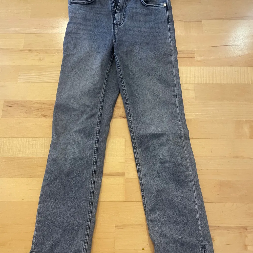 Väldigt fina jeans med slits från Zara. Otroligt bra skick, endast använda fåtal gånger!. Jeans & Byxor.