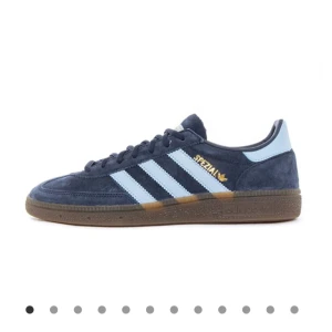 Adidas spezial - Adidas spezial i färg blå, väldigt nya och endast använda runt 5 gånger. Nypris 1100kr 😇 storlek 38