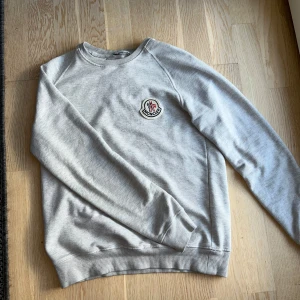 Moncler tröja - Moncler tröja i bra skick. Völfigt skönt material.