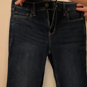 Mid-rise super skinny jeans W26 L30 från Hollister. Helt oanvända. Säljer då jag köpte i fel storlek och har inte hunnit lämna tillbaka. Väldigt fin färg och bra material! 