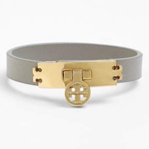 Tory Burch Logo Turnlock läderarmband  i nästan helt ny skick användas bara två gånger. 