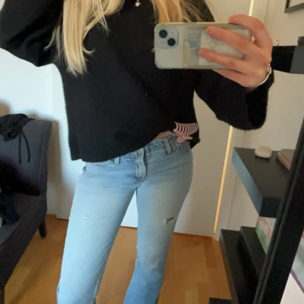 Skitsnygga jeans med små snygga hål, mina favorit jeans från brandy dom trendiga.  kom privat för fler frågor ❤️. Jeans & Byxor.