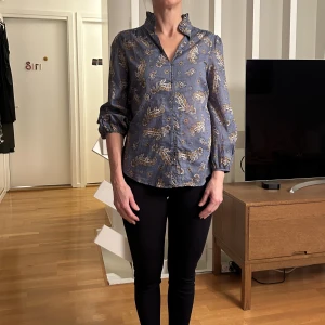 Mönstrad skjorta - Tunn blå mönstrad skjorta från Holly & whyte, Lindex. Strl 36 aldrig använd 