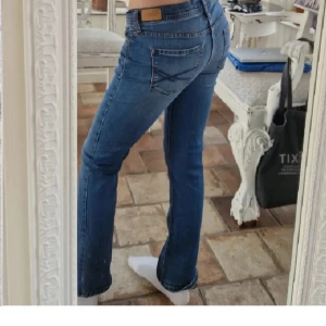 Bootcut jeans  - Midjemått- 78cm  Innerbenslängd- 66cm Jätte fina jeans som jag köpte här på plick men dom passade typvärr inte mig, så dem är aldrig använda. Inte mina bilder!!!!🩷🩷