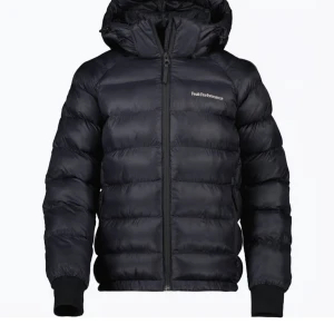 Peak performance jacka - Säljer denna jackan då jag inte använder den längre. Är i storlek m och köpte den för 2500 säljer den för 650 då de. Har ett hål på magen (lagat me en special tejp) syns ej på långt håll om man kollar noga ser man det. Skriv privat för flera bilder!