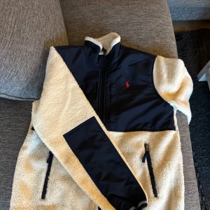 Ralph Lauren Fleece - Tjena hjälper nu min kompis att sälja sin Ralph Lauren fleece den är i storlek M och är i väldigt bra skick har inga flaws eller något sånt. Hör av er om ni har några frågor!