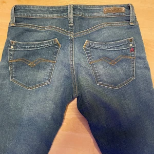 Replay Rockxanne - Replay Rockxanne. Riktigt feta Replay jeans i storlek 26/32, skick 9/10, knappt använda.  Pris ej hugget i sten, kontakta oss vid frågor!  /HypeWearCloset