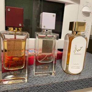 Tre parfymer från Lattafa - Säljer tre eleganta parfymer från Lattafa.       lattafa Ana alabyadh 59ml —- 180kr.           Lattafa anaalabyadh 57ml—— 170kr.            Lattafa hayati gold elixir—— 200kr