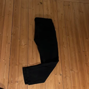 Chinos  - svarta chinos från Brothers i storleken 29