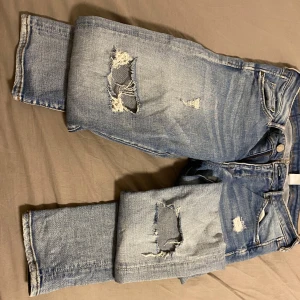 Lågmidjade ljusblåa jeans - Superlågmidjade ljusblåa jeans som verkligen är ett måste, oavsett årstid! De passar perfekt med färgglada toppar/hoodies och framhäver både bakdelen och låren. Jag rekommenderar starktttt!