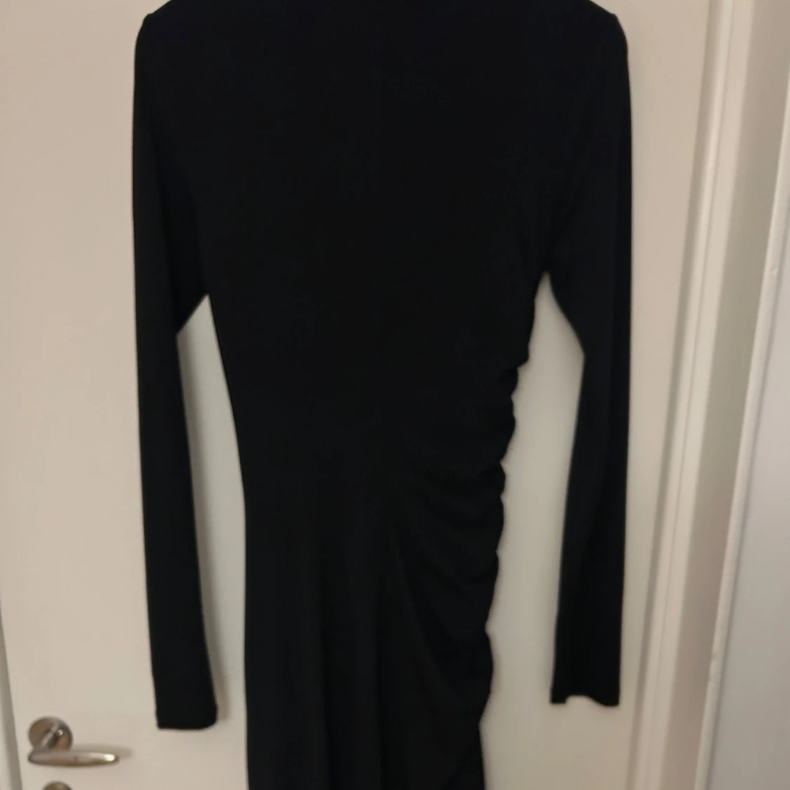 Svart långärmad klänning - 90