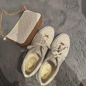 Michael kors - Skorna är använda fåtal gånger dem är som nya Väskan är i nytt skick. Skorna köptes för 1595kr Väskan köptes för 1695kr Båda för 1500kr Endast skorna 750 Endast väskan 850kr NYPRIS:3300