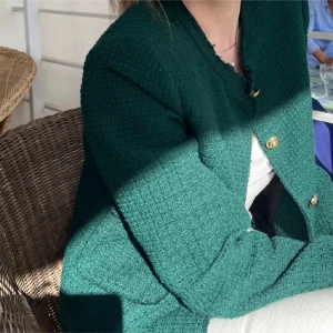 Grön kavaj  - Säljer 2 jättesnygga jackor som aldrig har kommit till användning, säljer för att de e för små och har helt glömt bort dom. Skicket är jättebra eftersom aldrig använd! Materialet är perfekt, köpta för 599kr säljer för 100 kr st men pris kan diskutera