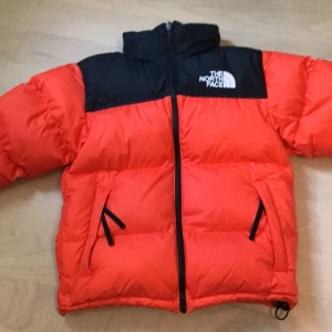 The north face dunejacka  - The north face jacka I storleck xs inga stora defekter på jackan. 